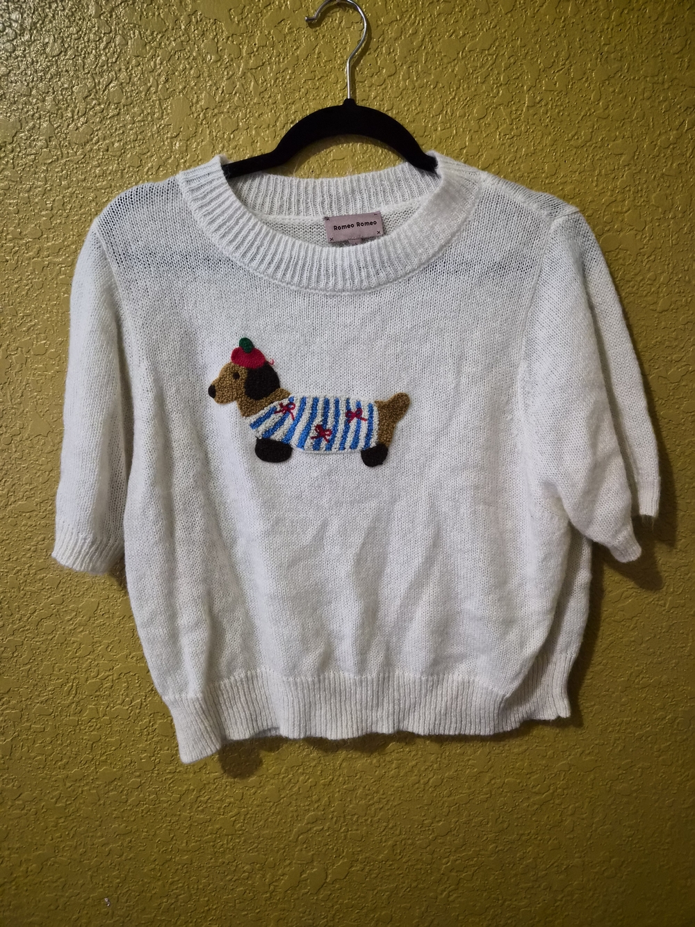 Cream Short-Sleeve Sweater with Embroidered Dachshund